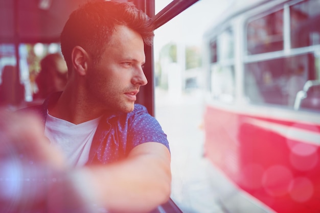 バスで旅行している男のクローズアップ