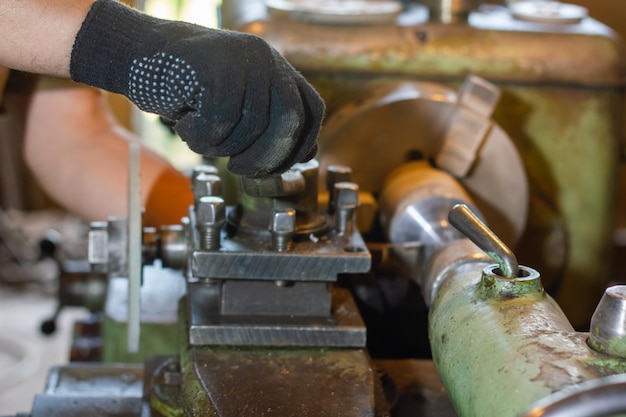 Photo close up of a man using a machine close up of a man working on a machine