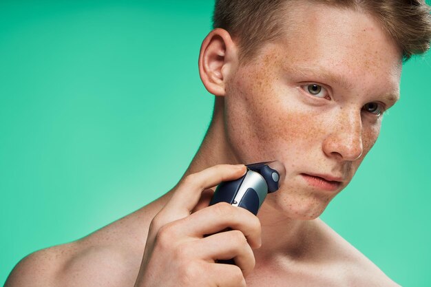 Photo close-up of man using mobile phone against blue background