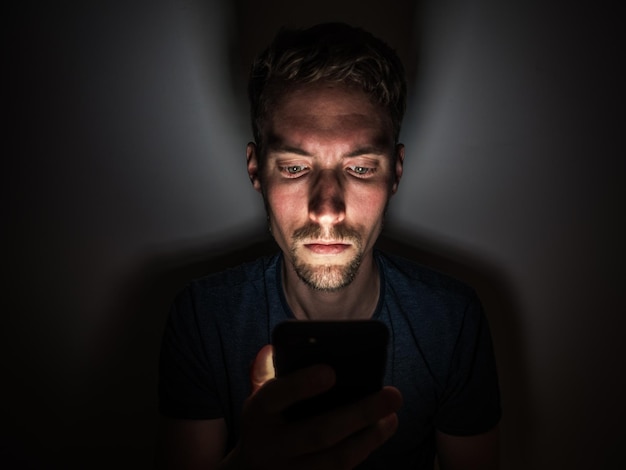 携帯電話を使用している人のクローズアップ