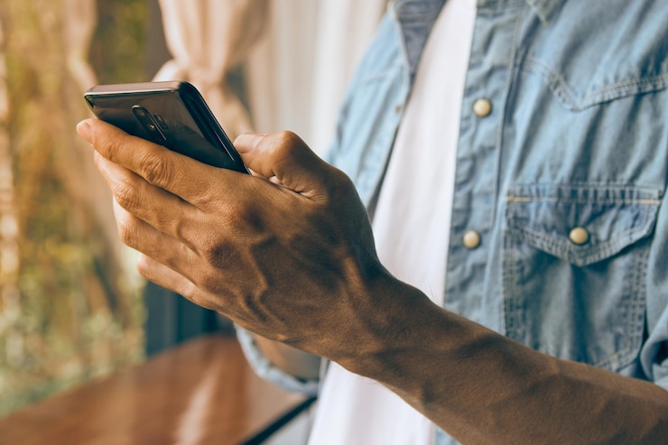 Photo close-up of man using mobile phone