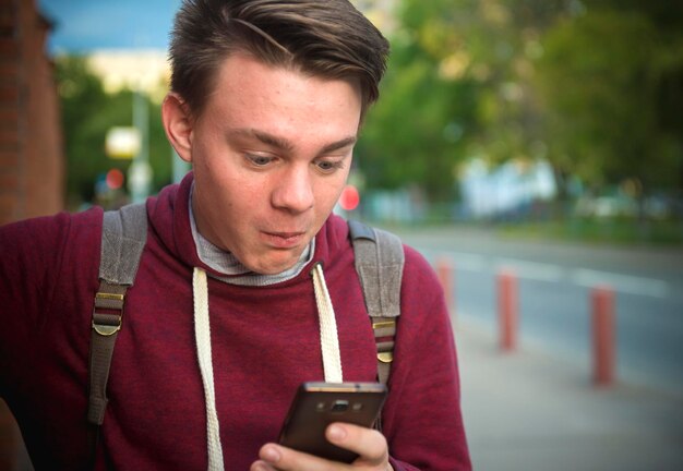 Photo close-up of man using mobile phone