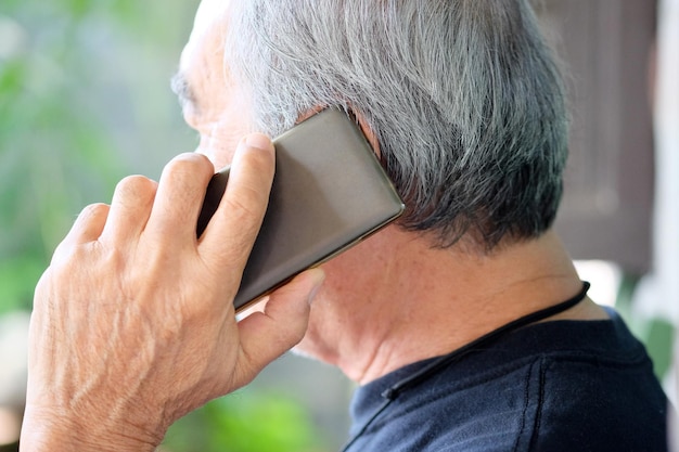 スマートフォンを使っている男性のクローズアップ