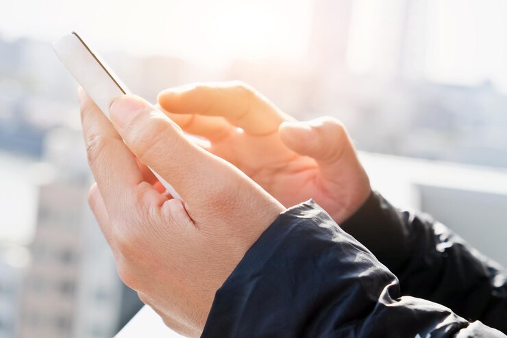 Photo スマートフォンを使っている男性のクローズアップ