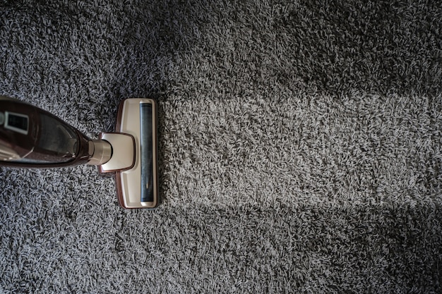 Photo close-up of man  using a vacuum cleaner professional vacuum cleaner
