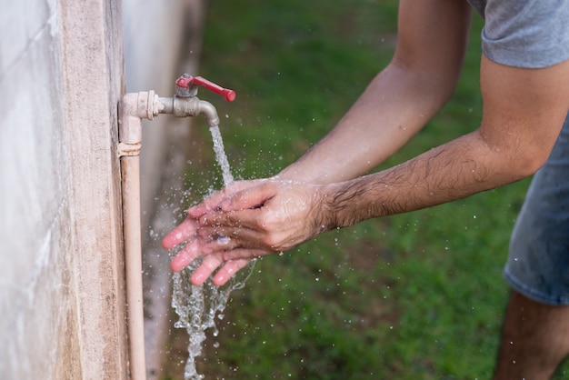 Photo close up of the man washing hands