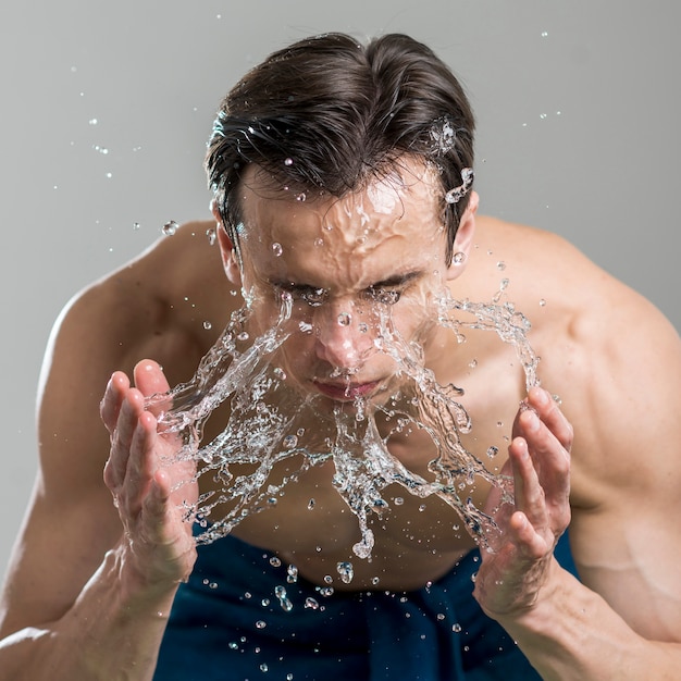 Резкий воздух омыл лицо. Умывание лица парень. Мужчина умывается водой. Парень умывает лицо. Мужчина в воде.