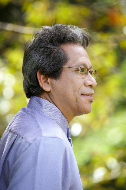 Photo close-up of man wearing eyeglasses