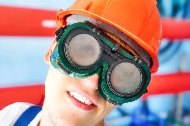 Photo close-up of man wearing hardhat