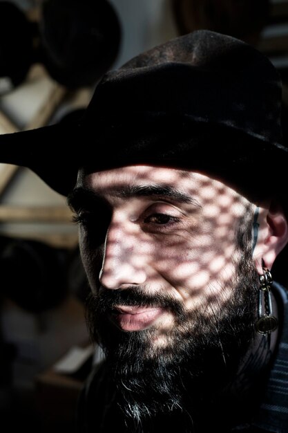 Photo close-up of man wearing hat looking away