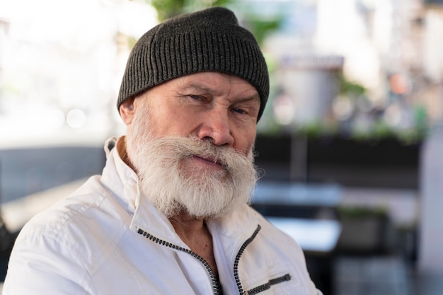 Foto primo piano uomo che indossa un cappello