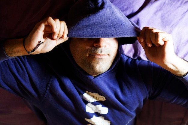 Photo close-up of man wearing hooded shirt