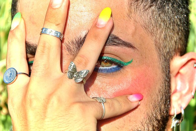 Photo close-up of man wearing make-up