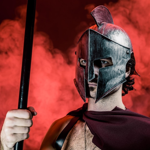 Foto close-up di un uomo che indossa una maschera