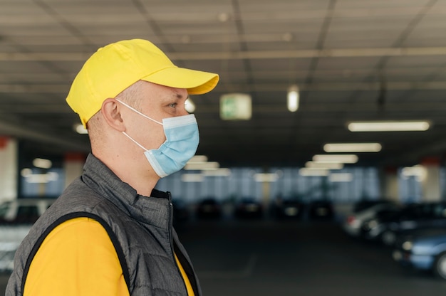 Photo close-up man wearing protective mask