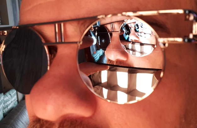 Photo close-up of man wearing sunglasses