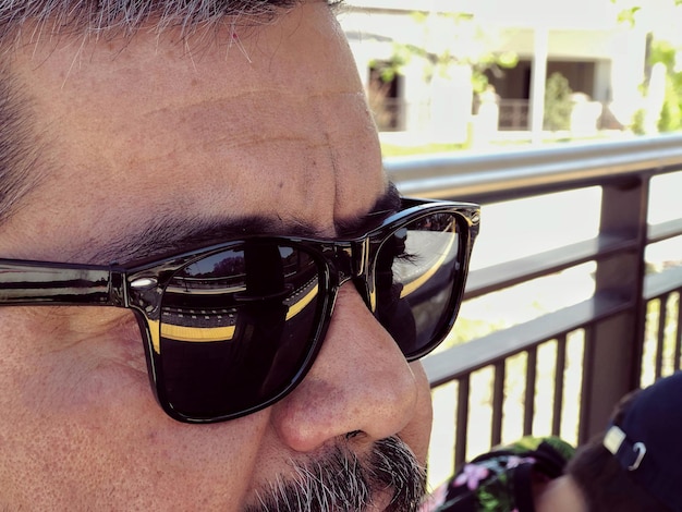 Photo close-up of man wearing sunglasses