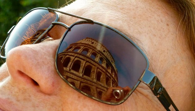 Foto close-up di un uomo che indossa occhiali da sole