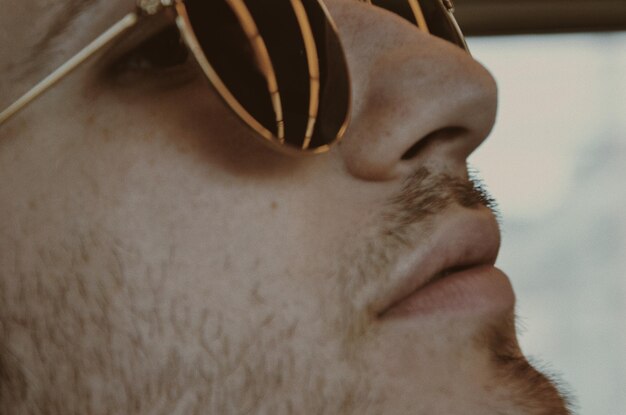 Photo close-up of man wearing sunglasses