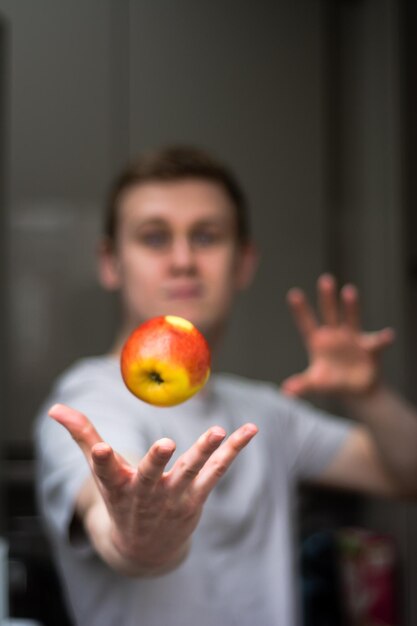 Photo close-up of man with apple