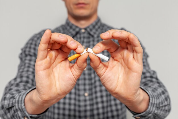 Photo close-up man with cigarette