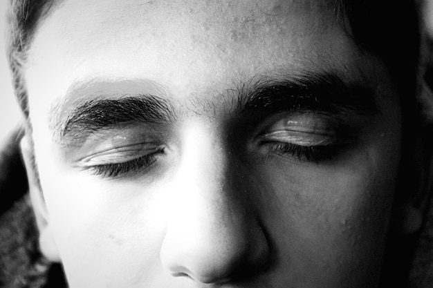 Photo close-up of man with closed eyes