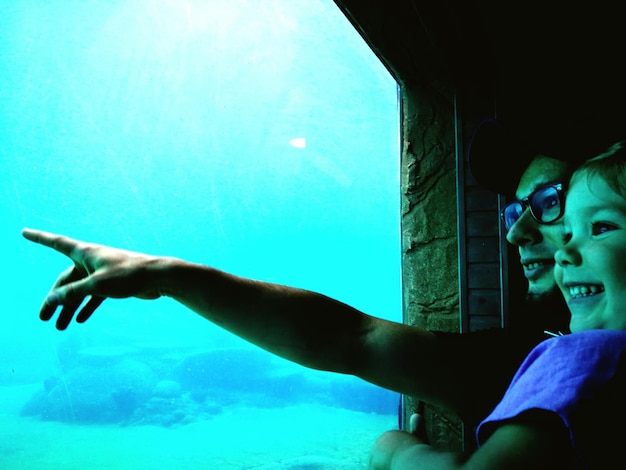 Foto close-up di un uomo con la figlia all'acquario