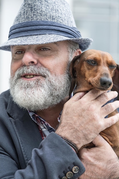 Foto close-up di un uomo con un cane