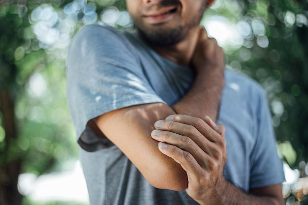 Foto close-up di un uomo con dolore al gomito