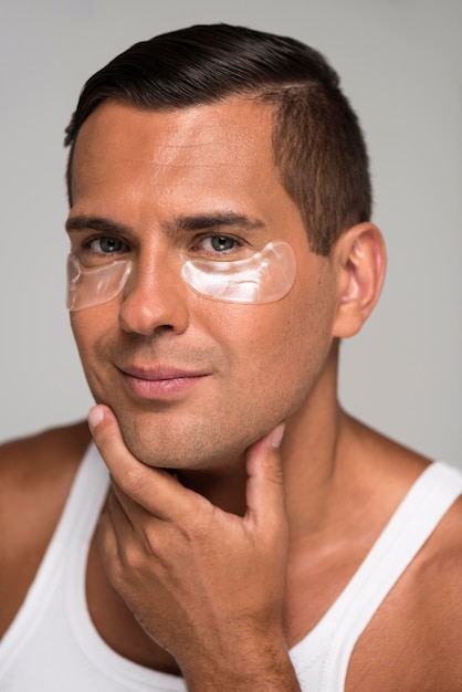 Photo close-up man with under eye patches