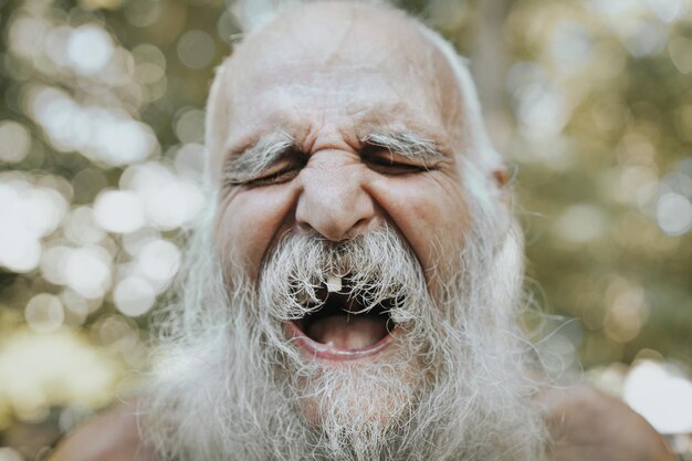 Foto close-up di un uomo con gli occhi chiusi