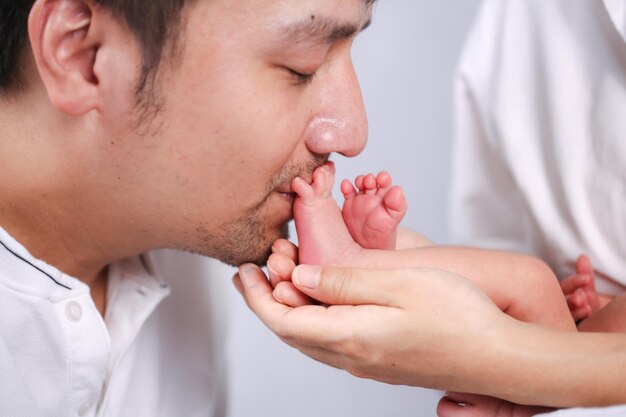 Foto close-up di un uomo con le mani