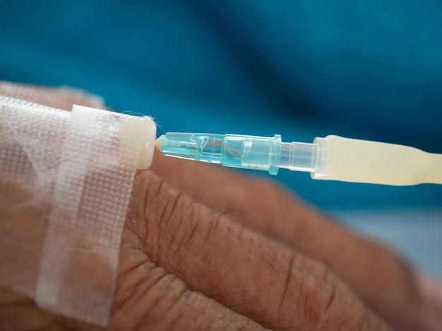 Photo close-up of man with iv drip at hospital