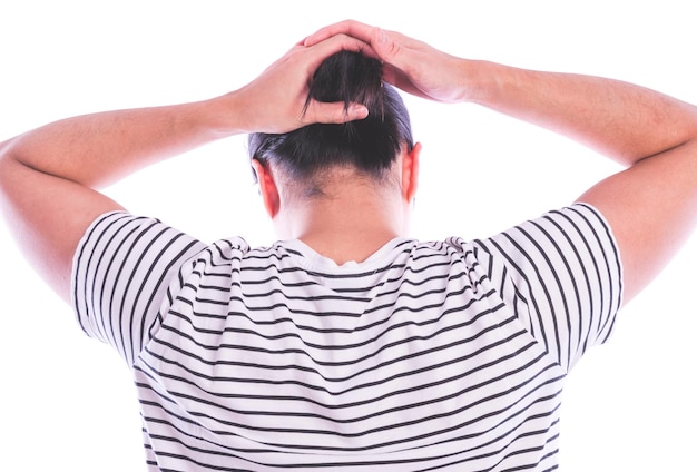 Foto primo piano di un uomo con i capelli lunghi che tiene le mani dietro la testa. vista posteriore.