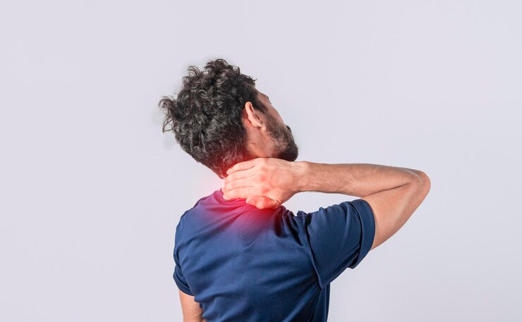 首の痛みのある男性のクローズアップ孤立した背景の首の痛みのある男性首の痛みとストレスの概念筋肉の痛みのある男性