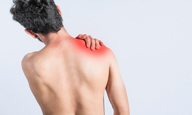 Крупный план человека с болью в шее мужчина с болью в шее на изолированном фоне боль в шее и концепция стресса человек с мышечной болью