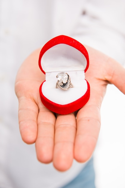 結婚指輪を持つ男のクローズアップ