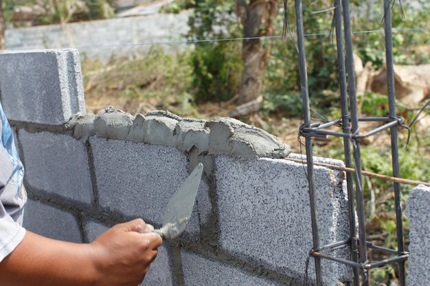 Photo close-up of man working on concrete