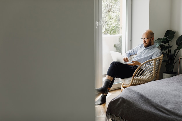 Photo close up man working on laptop remote work