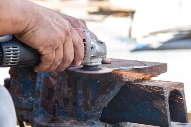 Photo close-up of man working on metal