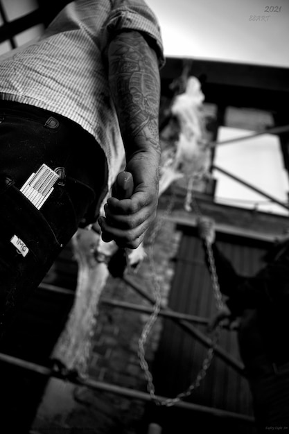 Photo close-up of man working on rope