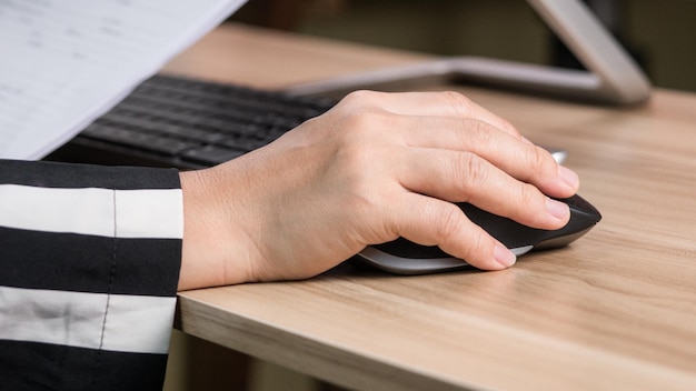 Photo close-up of man working on table