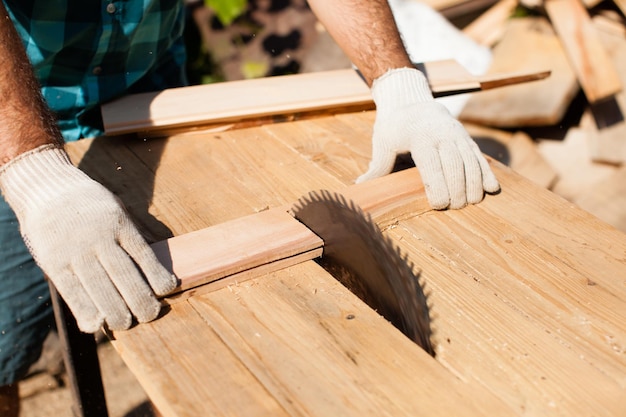 Photo close-up of man working on wooden plank
