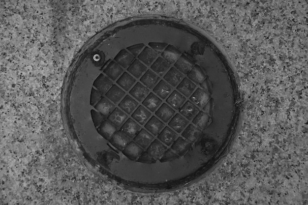 Photo close-up of manhole on street