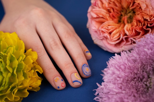 Photo close up manicure and beautiful flowers