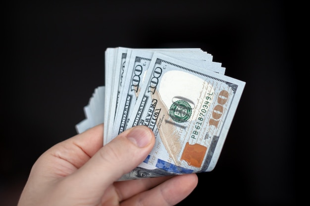 Close-up mannenhand Tellen en vasthouden van geld Amerikaanse dollar