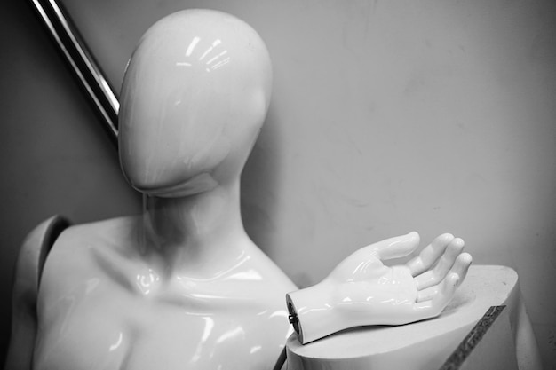 Photo close-up of mannequin against wall