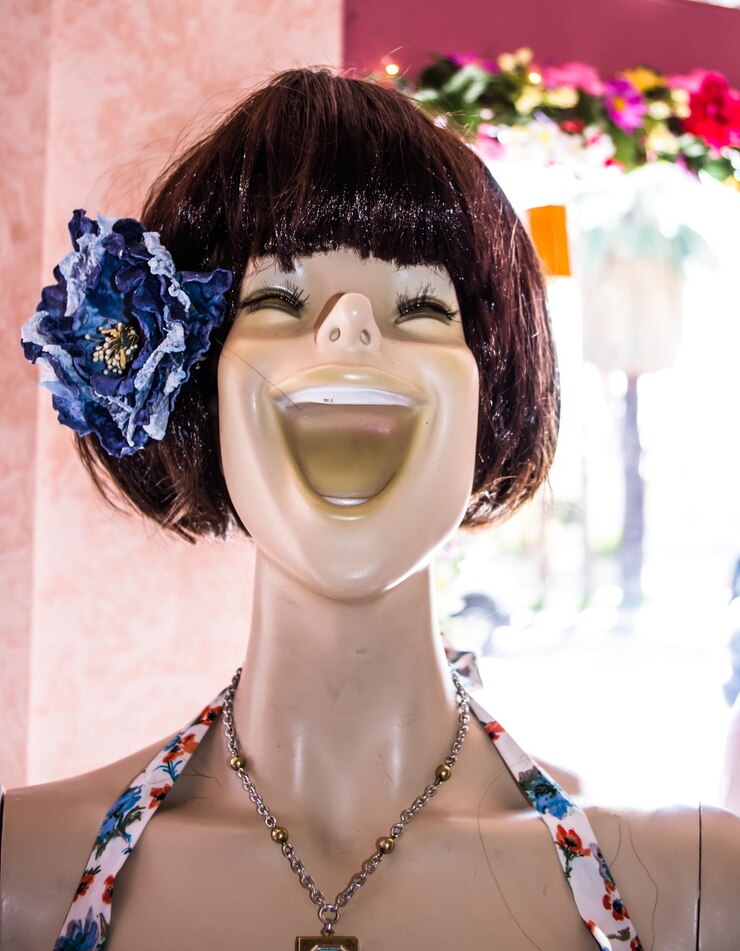Photo close-up of mannequin at retail display