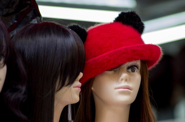 Foto close-up di un manichino con un cappello in negozio