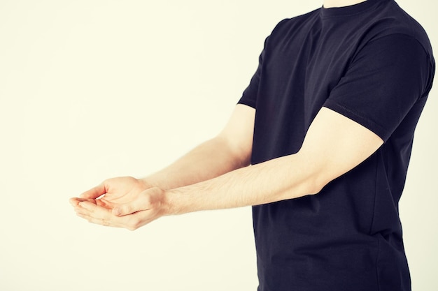 Photo close up of mans hands showing something